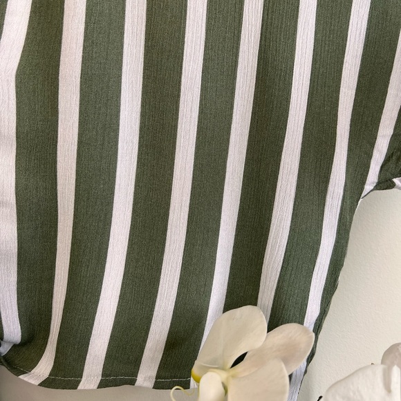 Baggy button-down t-shirt with a front knot - Picture 9 of 9